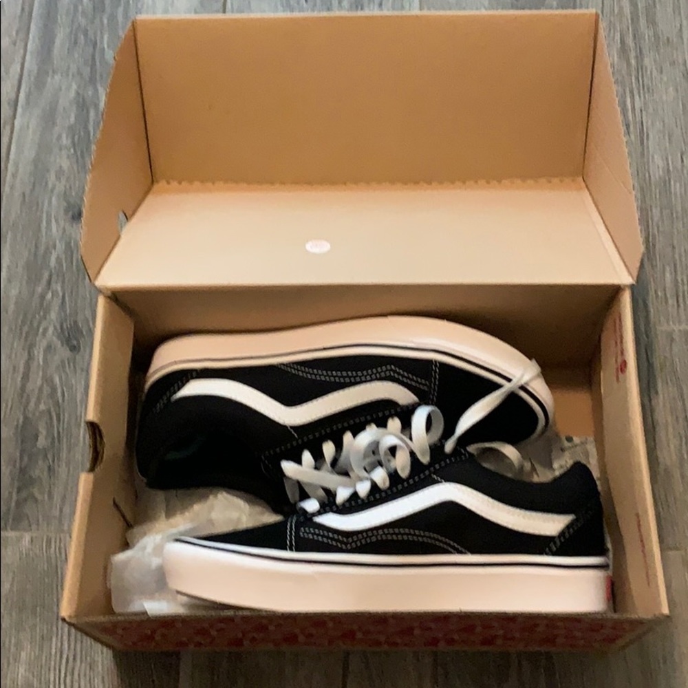 Never worn Comfycush Old Skool Vans